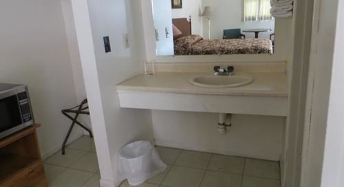 Dry Ridge Motor Inn 외부 사진